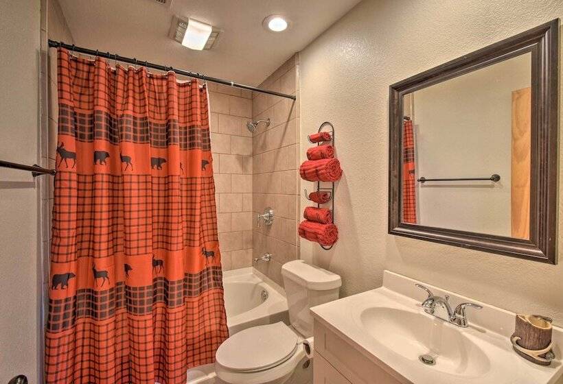 Spacious Cabin W/ Furnished Deck + Hot Tub!