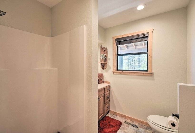 Spacious Cabin W/ Furnished Deck + Hot Tub!