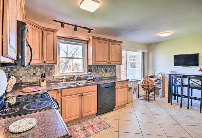 Spacious Chesapeake Home W/ Pool Table!