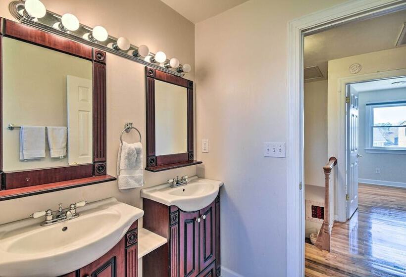 Spacious Chesapeake Home W/ Pool Table!