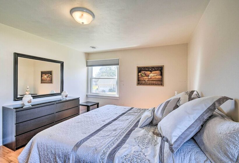 Spacious Chesapeake Home W/ Pool Table!