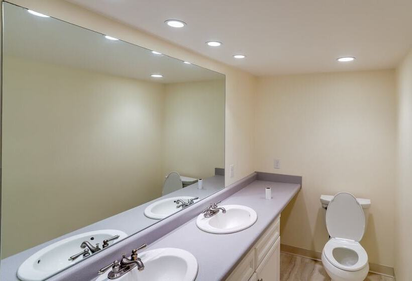 Spacious Fairbanks Home W/ Fireplaces!