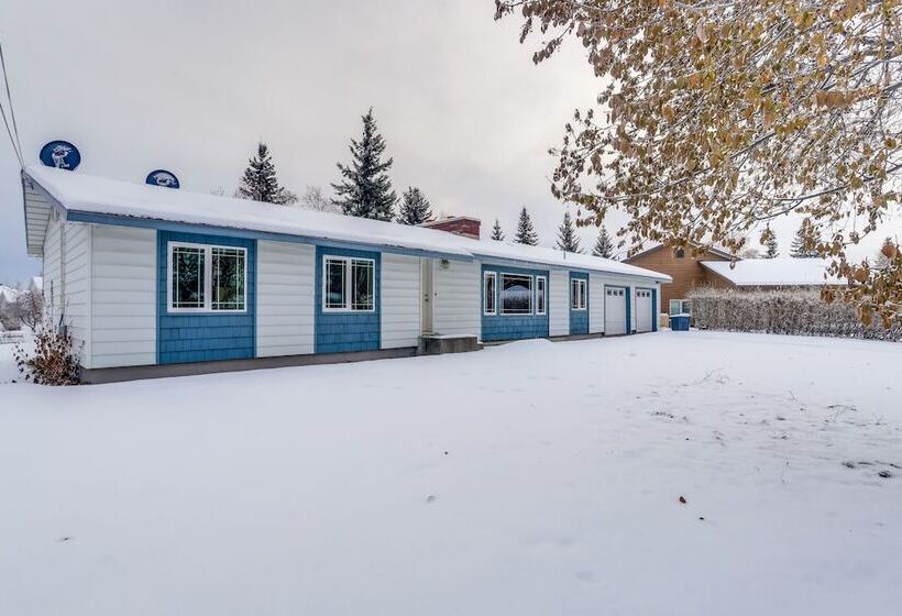 Spacious Fairbanks Home W/ Fireplaces!