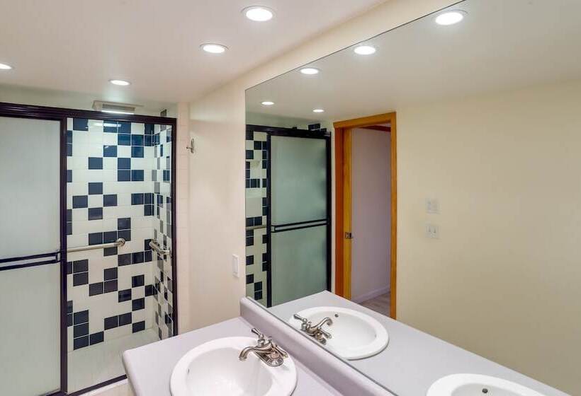 Spacious Fairbanks Home W/ Fireplaces!