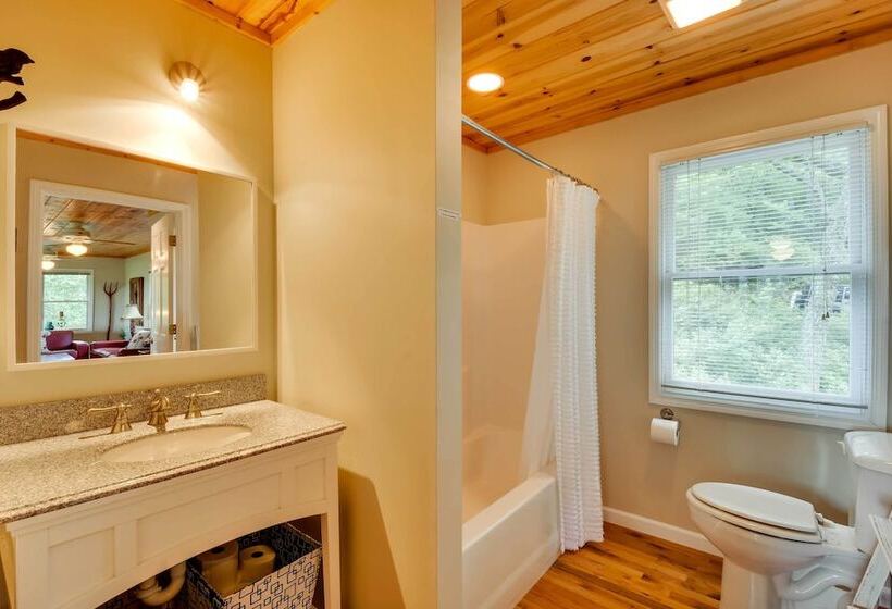 Spacious Georgia Escape W/ Fireplace, Deck & Grill