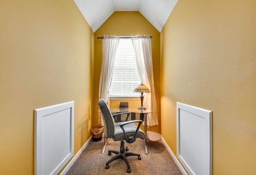 Spacious Fairburn Home: 1 Mi To Cedar Grove Lake!