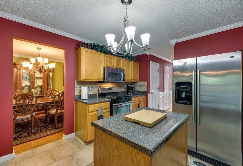 Spacious Fairburn Home: 1 Mi To Cedar Grove Lake!