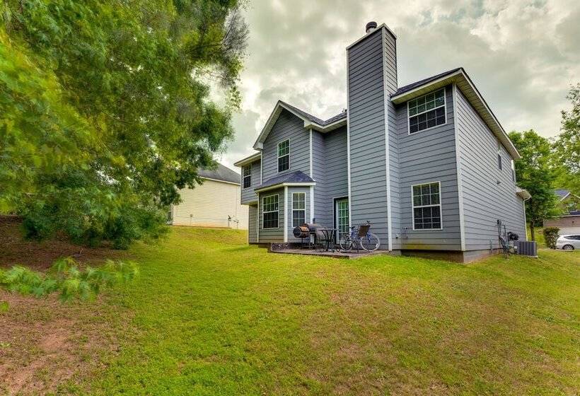 Spacious Fairburn Home: 1 Mi To Cedar Grove Lake!