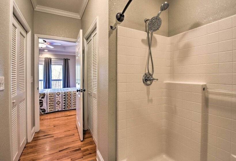 Spacious Hiawassee Cabin W/ Porch & Mtn View!