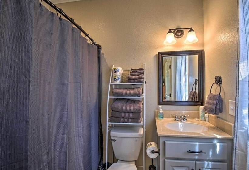 Spacious Hiawassee Cabin W/ Porch & Mtn View!