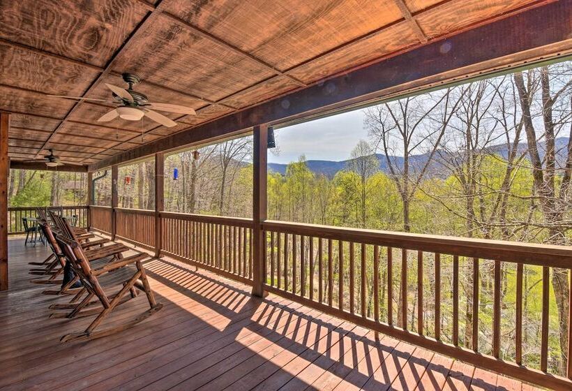 Spacious Hiawassee Cabin W/ Porch & Mtn View!