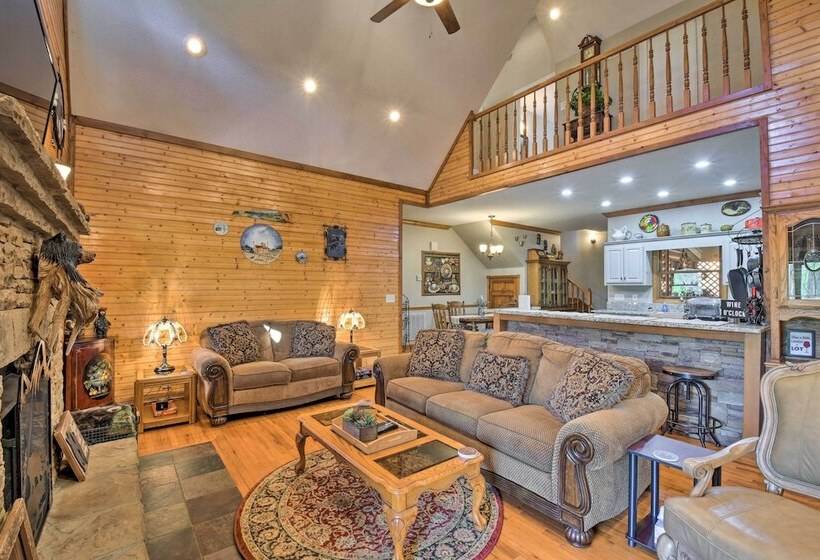 Spacious Hiawassee Cabin W/ Porch & Mtn View!