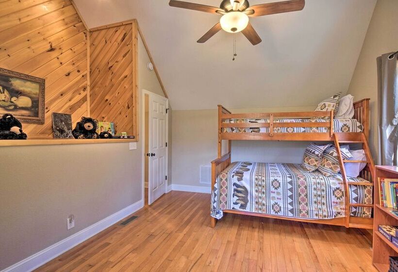 Spacious Hiawassee Cabin W/ Porch & Mtn View!