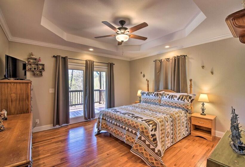 Spacious Hiawassee Cabin W/ Porch & Mtn View!