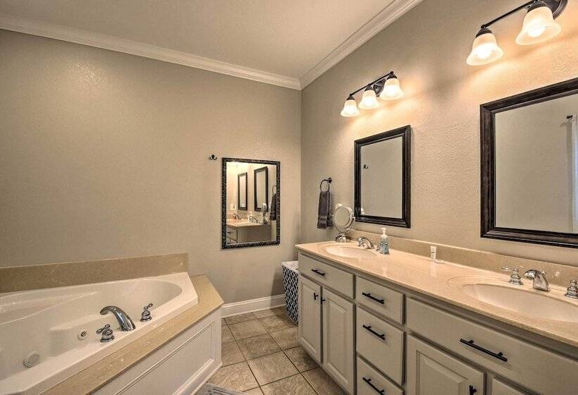 Spacious Hiawassee Cabin W/ Porch & Mtn View!