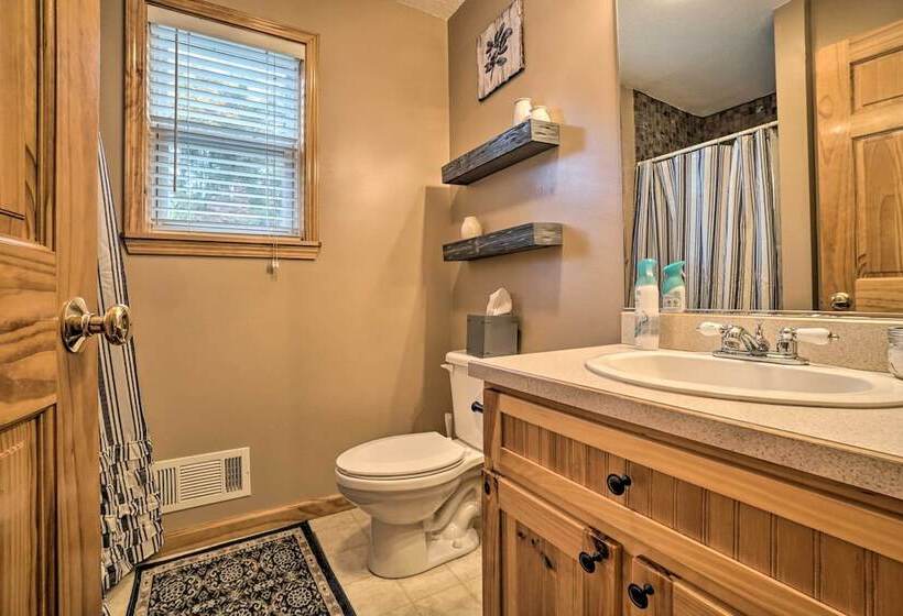 Spacious Home In Helen W/ Porch & Balcony!