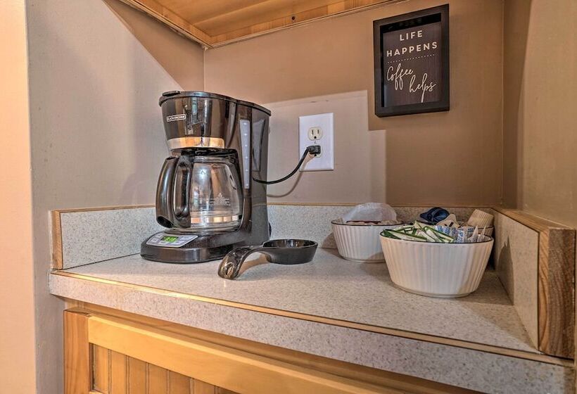 Spacious Home In Helen W/ Porch & Balcony!