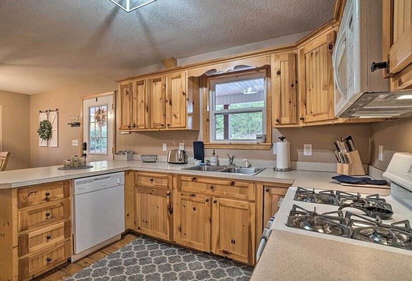 Spacious Home In Helen W/ Porch & Balcony!