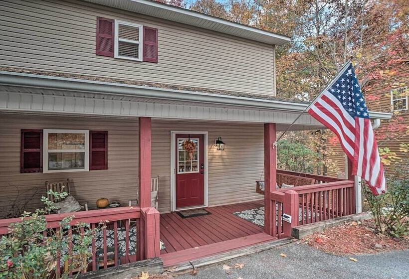 Spacious Home In Helen W/ Porch & Balcony!