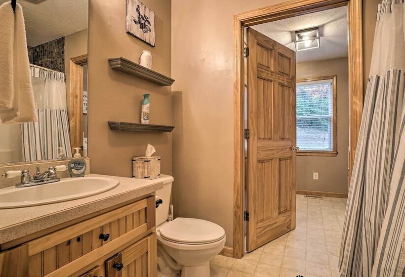 Spacious Home In Helen W/ Porch & Balcony!