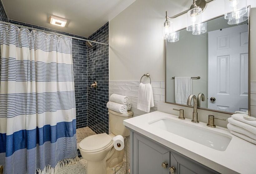 Lake Sinclair Retreat W/ Big Water Views & Dock!