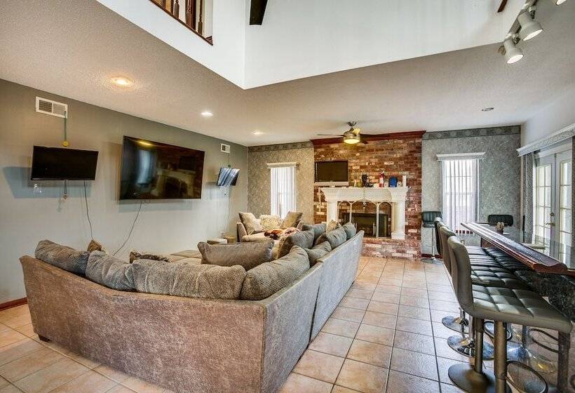 Spacious New Orleans Retreat W/ Wet Bar + Yard!