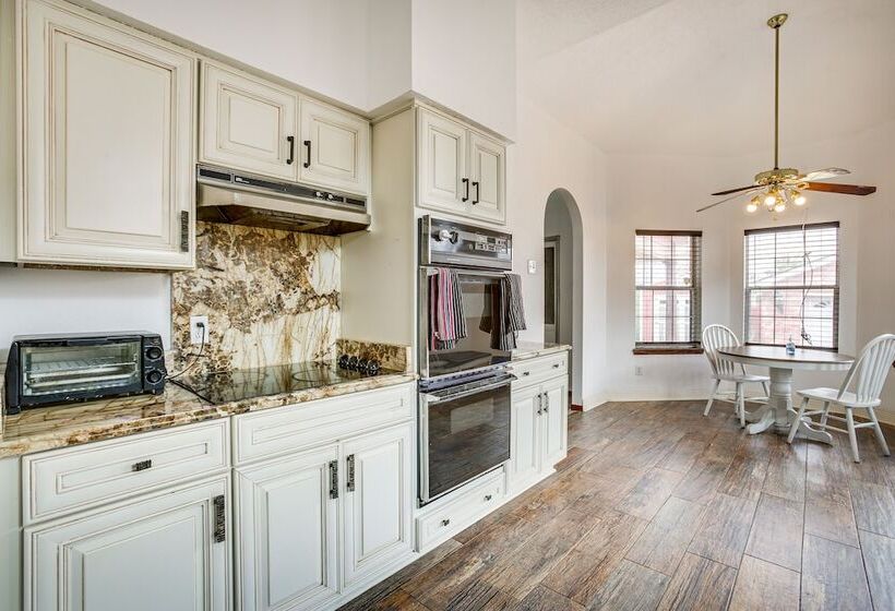 Spacious New Orleans Retreat W/ Wet Bar + Yard!