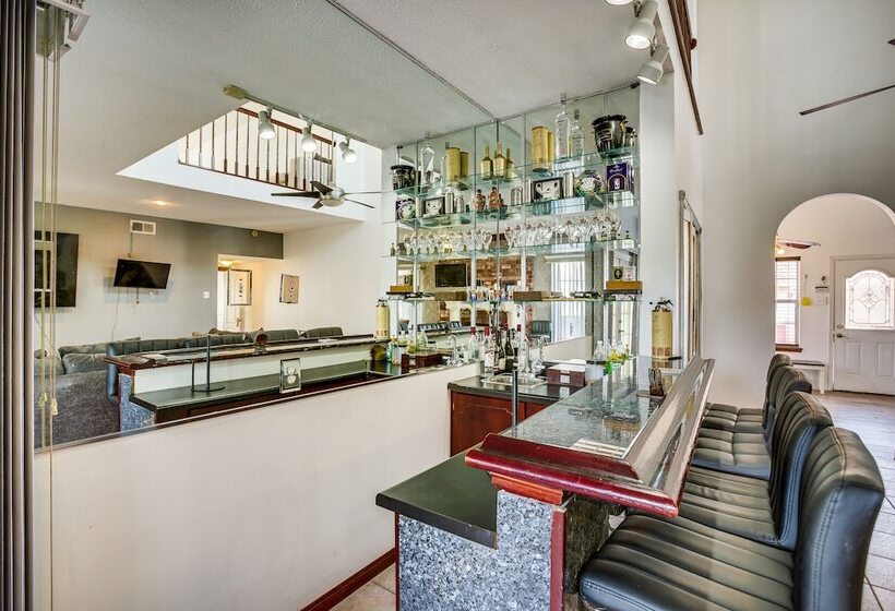 Spacious New Orleans Retreat W/ Wet Bar + Yard!