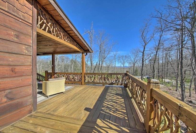 Stunning Escape W/ Loft, Hot Tub + Mtn Views!