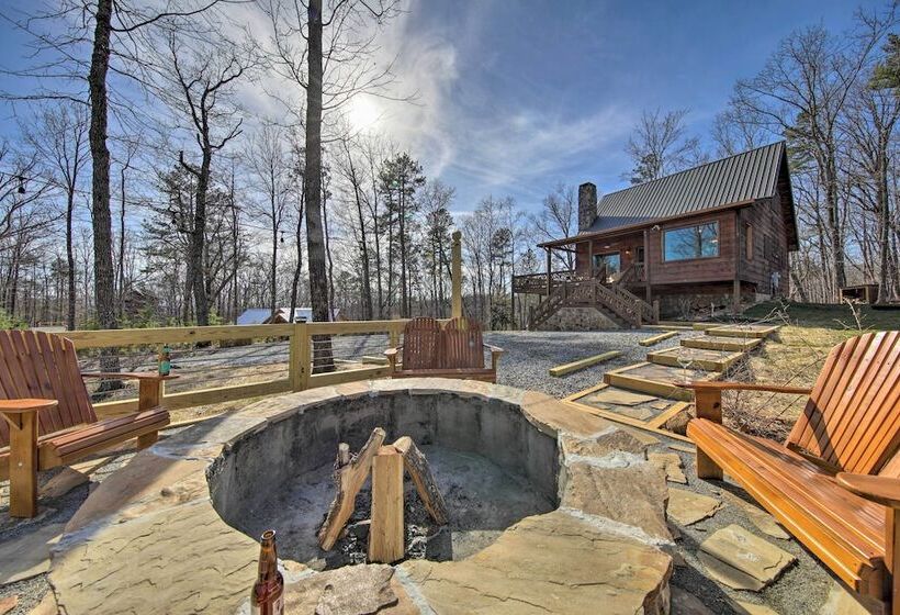 Stunning Escape W/ Loft, Hot Tub + Mtn Views!