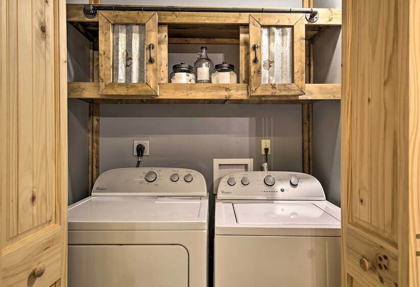 Stunning Escape W/ Loft, Hot Tub + Mtn Views!