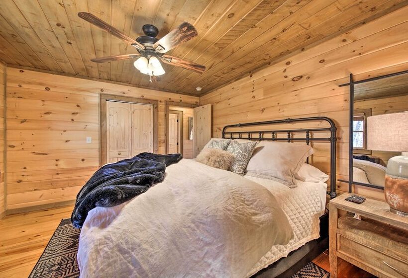 Stunning Escape W/ Loft, Hot Tub + Mtn Views!