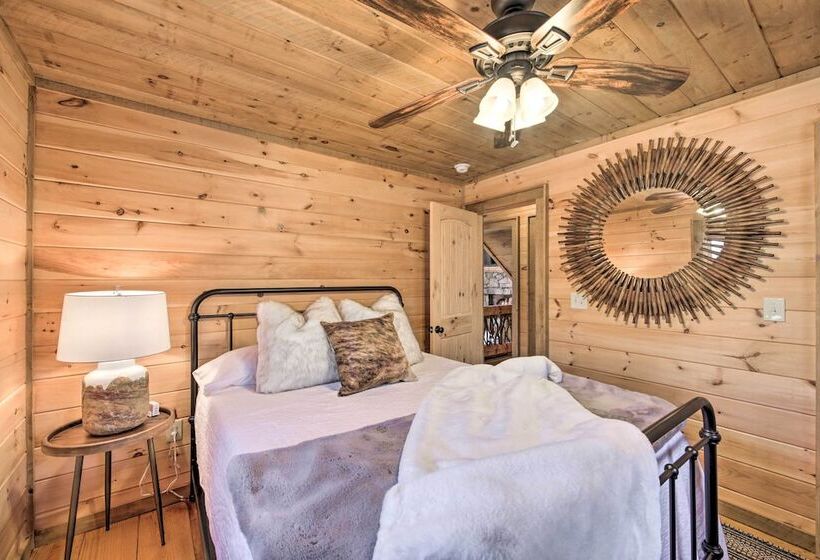 Stunning Escape W/ Loft, Hot Tub + Mtn Views!