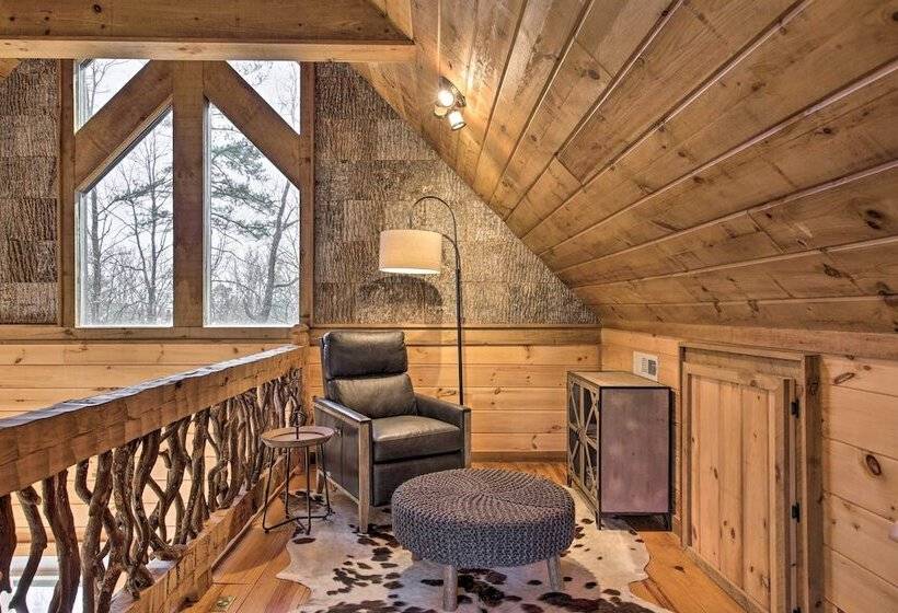 Stunning Escape W/ Loft, Hot Tub + Mtn Views!