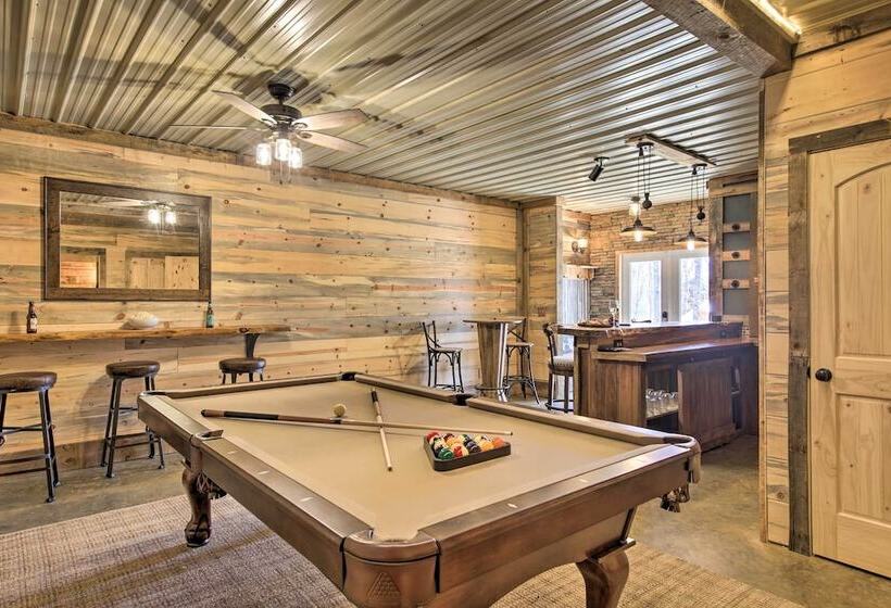 Stunning Escape W/ Loft, Hot Tub + Mtn Views!