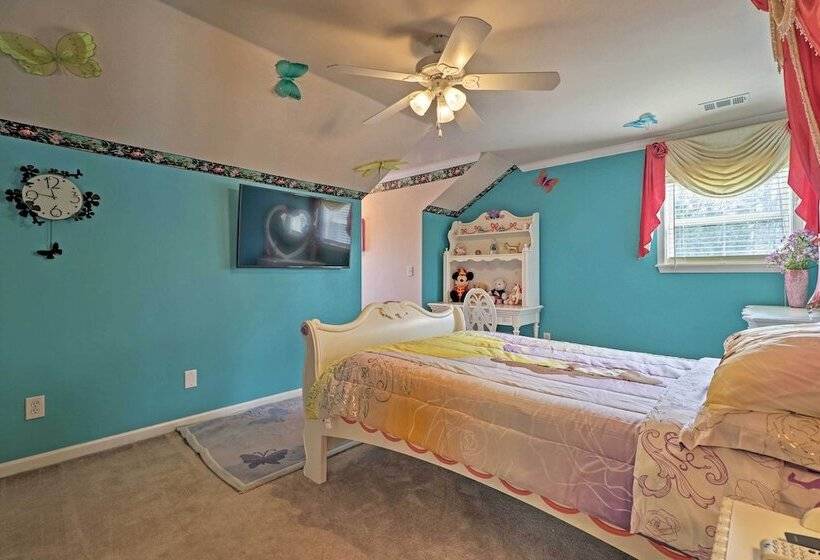 Stunning Duluth Family House W/ Fireplace & Patio!