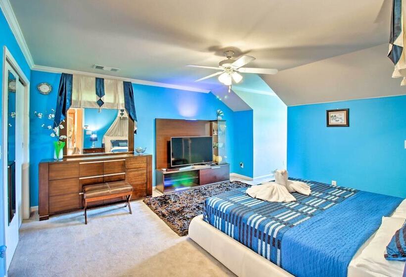 Stunning Duluth Family House W/ Fireplace & Patio!