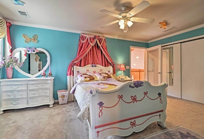 Stunning Duluth Family House W/ Fireplace & Patio!