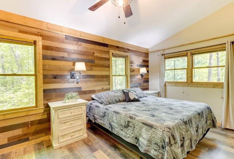 Pet Friendly Cabin W/ Hot Tub In Mineral Bluff!