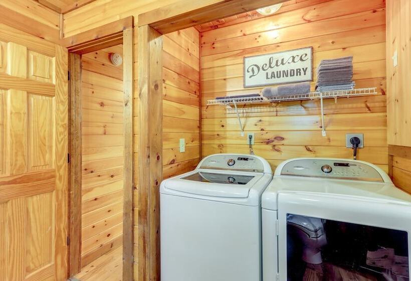 Pet Friendly Cabin W/ Hot Tub In Mineral Bluff!