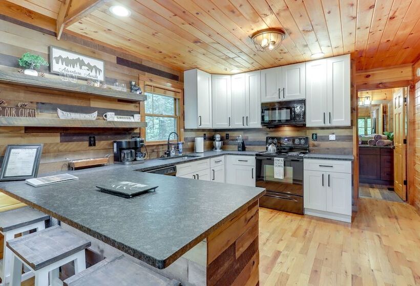 Pet Friendly Cabin W/ Hot Tub In Mineral Bluff!