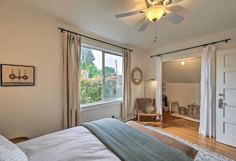 Stunning Queen Anne House W/ Private Patio!