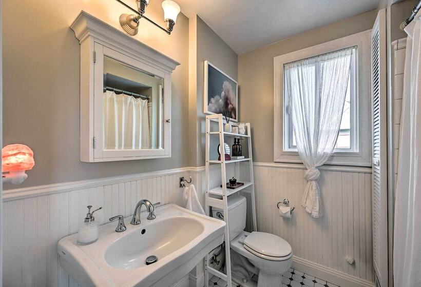 Stunning Queen Anne House W/ Private Patio!