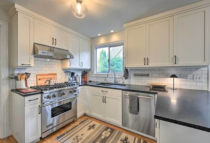 Stunning Queen Anne House W/ Private Patio!