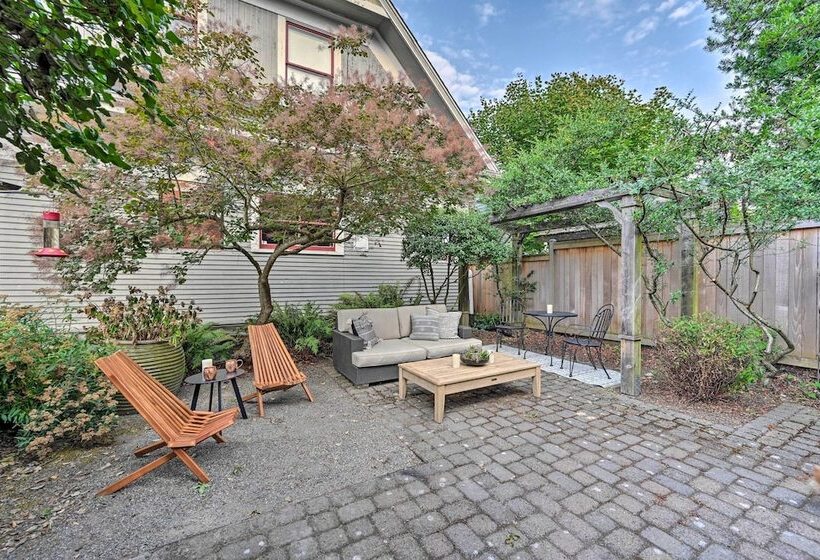 Stunning Queen Anne House W/ Private Patio!