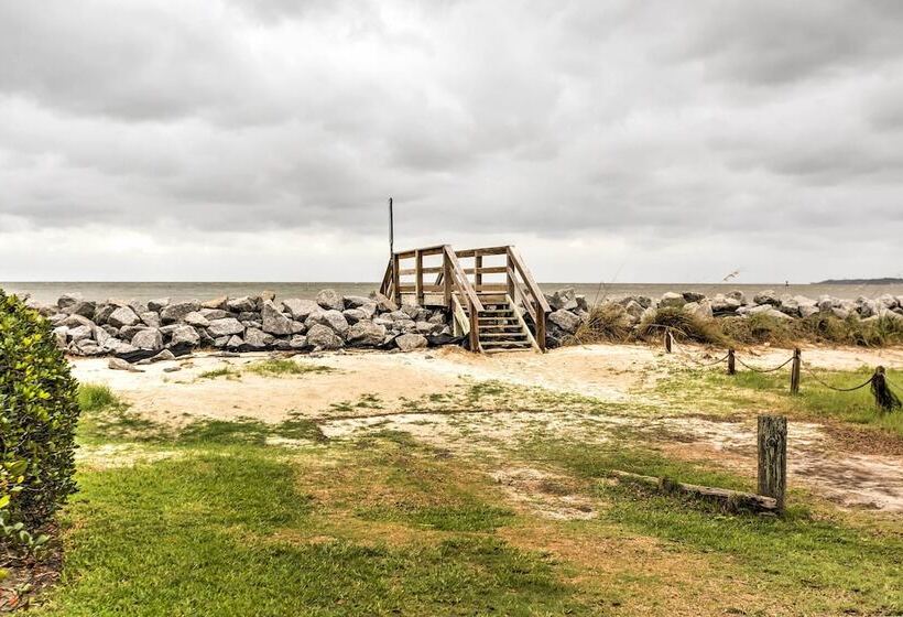 Stunning St Simons Island Home W/ Yard Near Beach!
