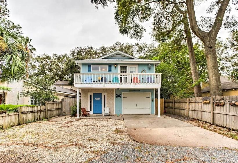 Stunning St Simons Island Home W/ Yard Near Beach!