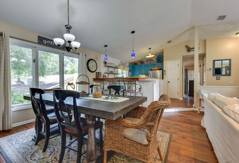 Stunning St Simons Island Home W/ Yard Near Beach!