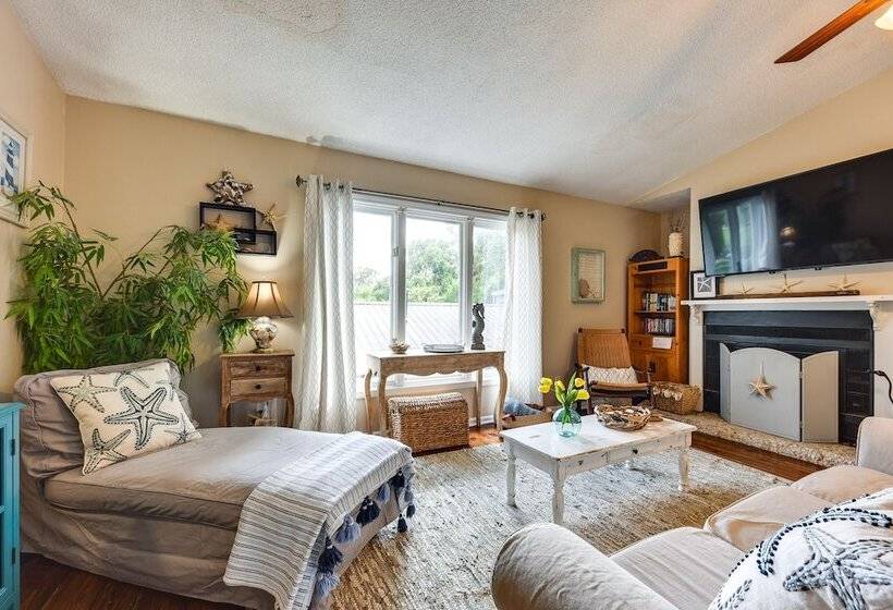 Stunning St Simons Island Home W/ Yard Near Beach!