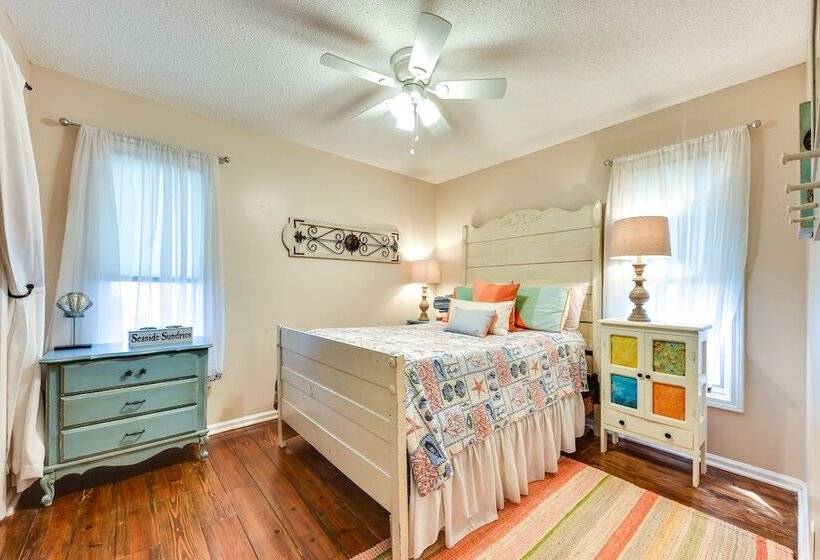 Stunning St Simons Island Home W/ Yard Near Beach!